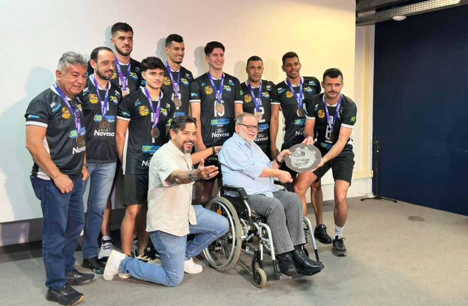 Jogadores do SescMS Vôlei recebem a medalha de 3º lugar da Superliga C durante coletiva em Campo Grande, marcando o início do novo ciclo do time na Superliga B.