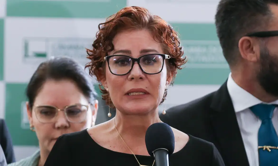 Justiça italiana questiona STF sobre sistema prisional brasileiro no processo de extradição de Carla Zambelli. Moraes tem até 14 de dezembro para responder aos esclarecimentos.