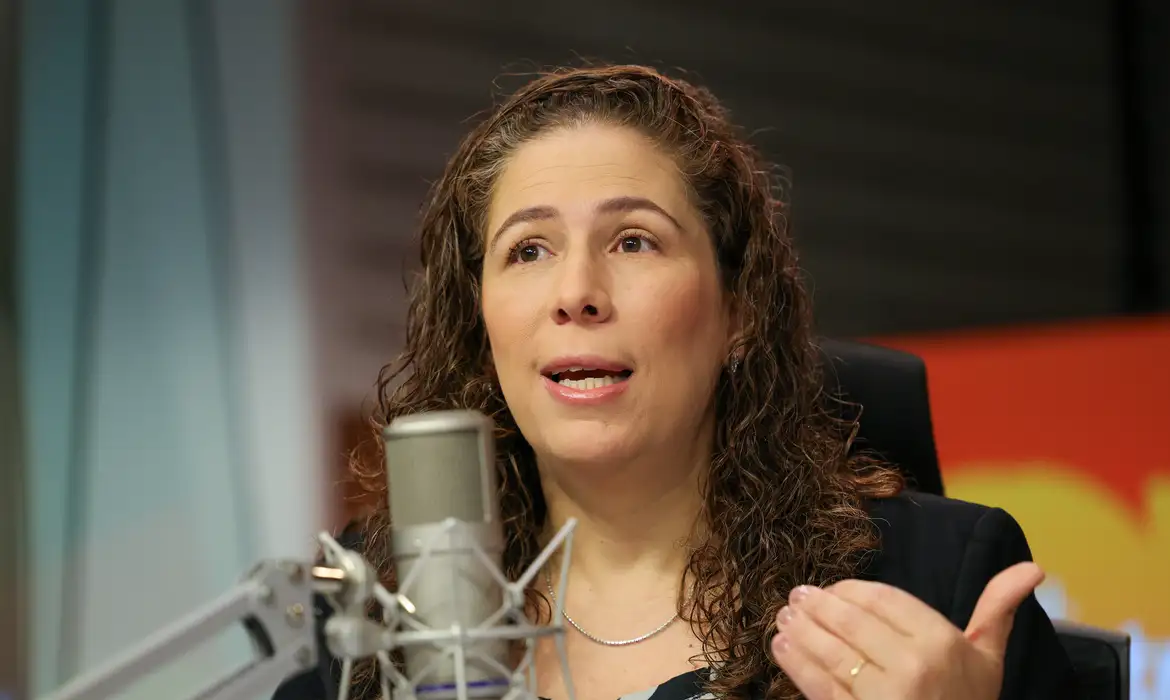 Esther Dweck defende ampliação da isenção do IR e afirma que Brasil cresce com redução das desigualdades