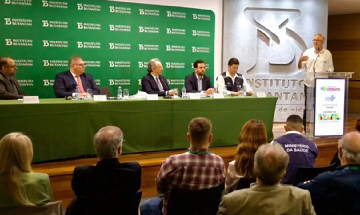 Governo assina contrato para compra da vacina brasileira contra a dengue; imunização começa em janeiro pelo SUS.