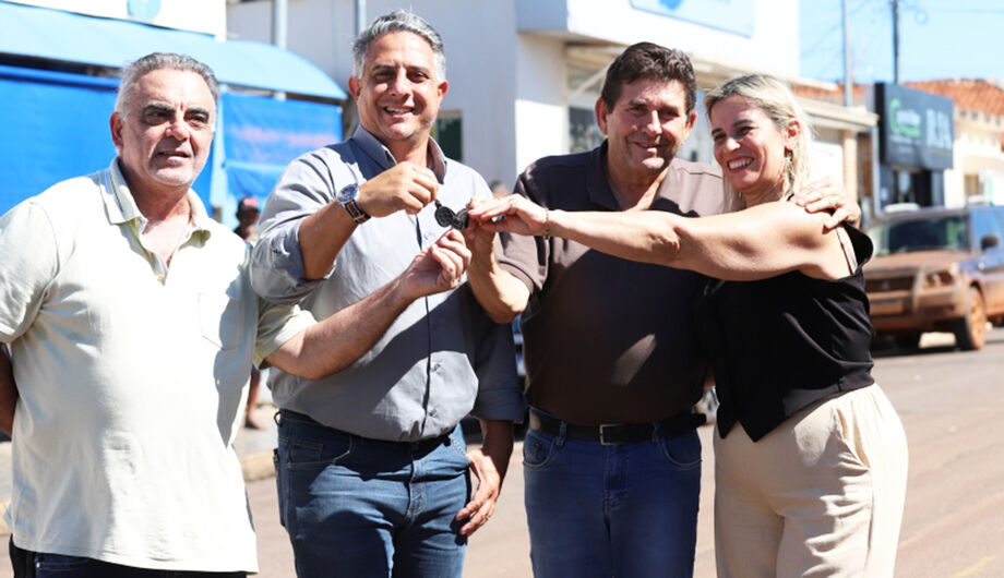 No ato de entrega, o prefeito Antônio Ângelo (centro), o Toninho da Cofapi, afirmou que o ônibus representa mais segurança e dignidade para as crianças