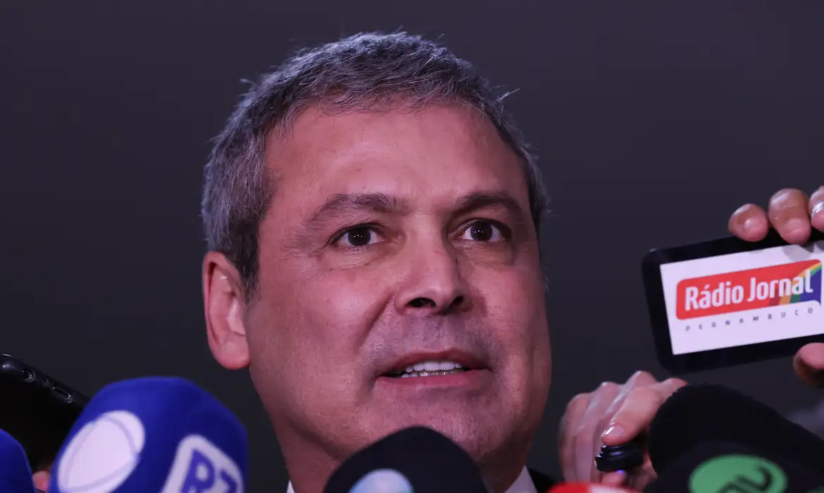 Lindbergh Farias criticou votação de projeto que reduz penas a envolvidos no 8 de janeiro e pautas de cassações na Câmara.