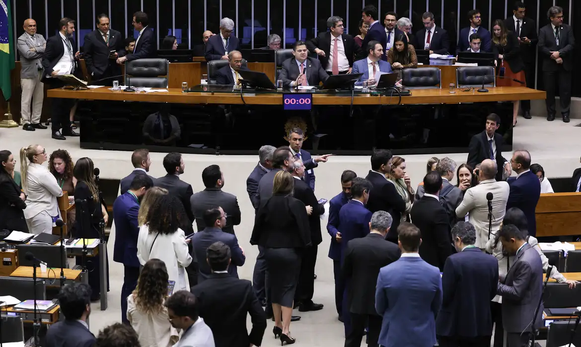 Congresso aprova LDO 2026 com superávit previsto, limites de gastos e regras para emendas parlamentares.