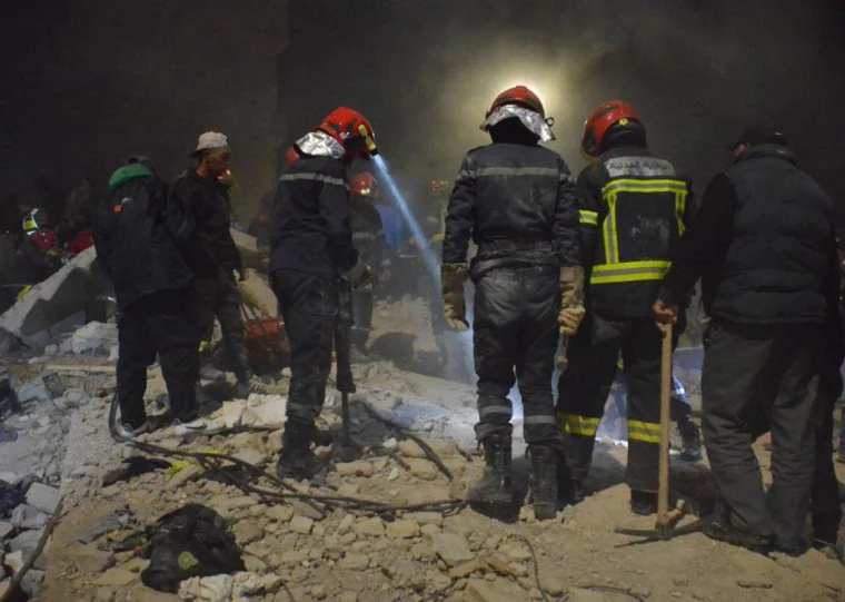 Equipes marroquinas seguem nas buscas após desabamento de dois prédios residenciais em Fez