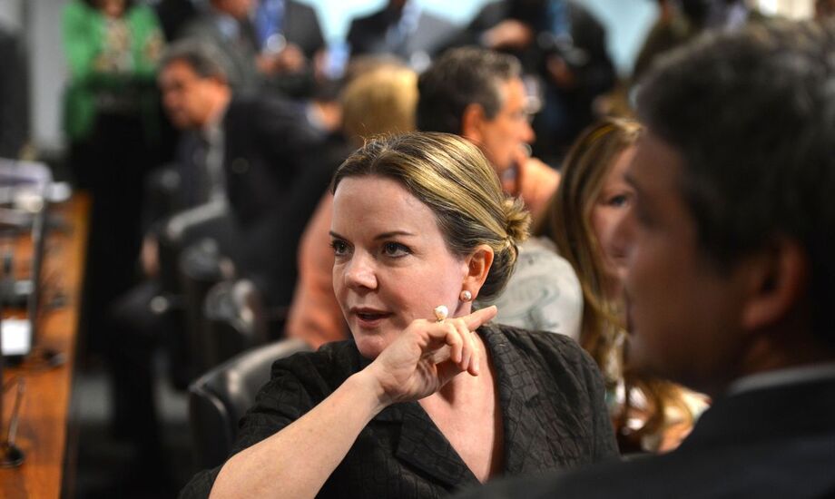 Gleisi Hoffmann criticou a taxa Selic e afirmou que os juros elevados são o principal fator de crescimento da dívida pública.