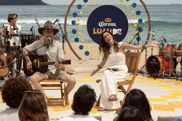 Nando Reis faz homenagem a Cássia Eller no 'Corona Luau MTV 2025'.
