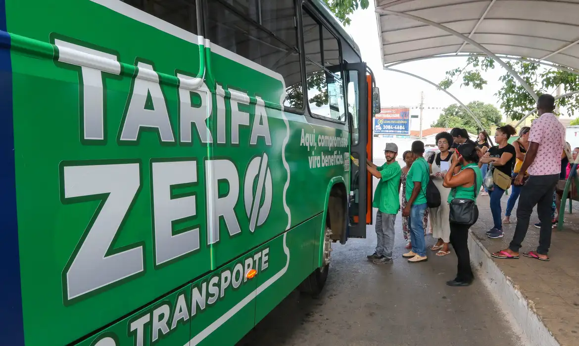 Governo estuda modelo de financiamento para tarifa zero no transporte público com participação de União, estados e municípios.