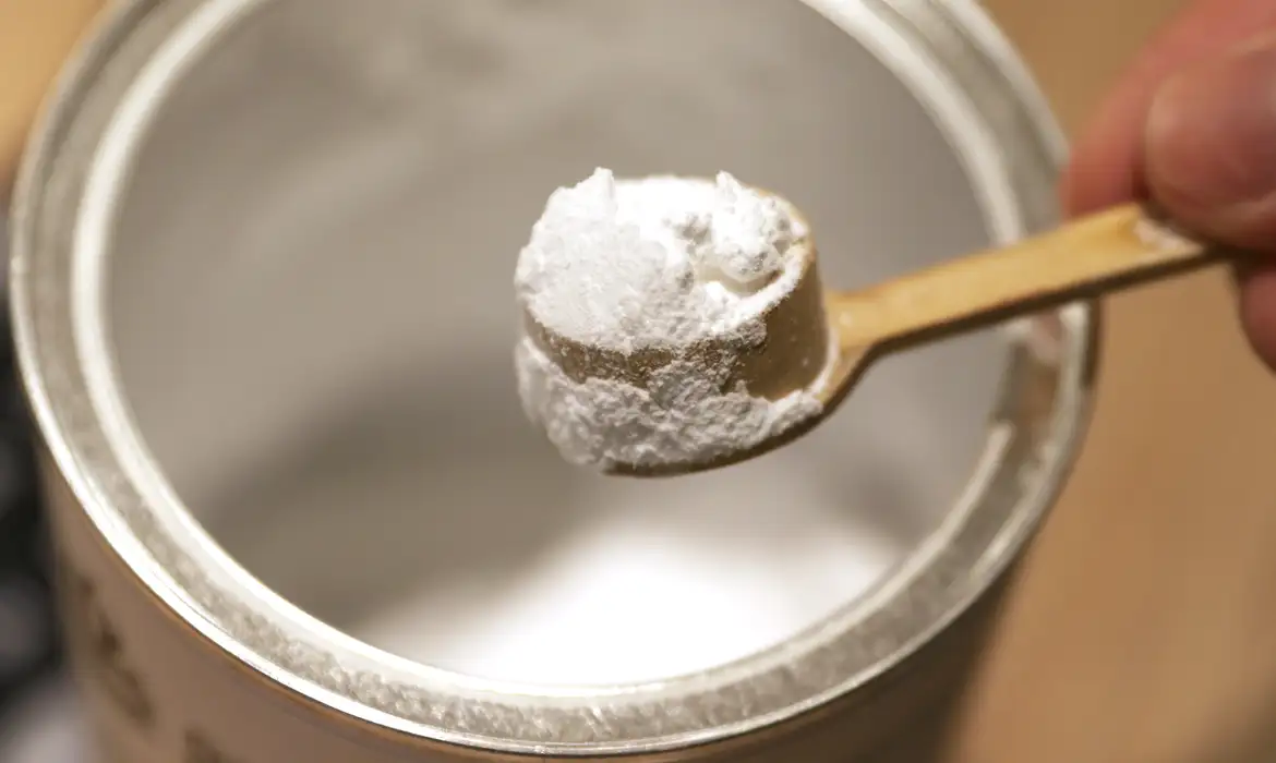 Compra de 2,5 mil toneladas de leite em pó pela Conab deve aliviar produtores da agricultura familiar e reforçar ações contra a fome.