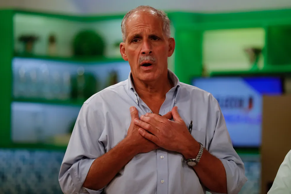 Nasry Asfura recebe apoio de eleitores e do presidente Donald Trump durante a campanha presidencial em Honduras.