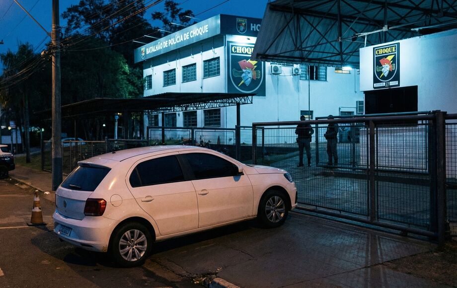 Dramatização do ocorrido. Motorista foi preso após seguir viatura e bloquear entrada do Batalhão de Choque com o carro.
