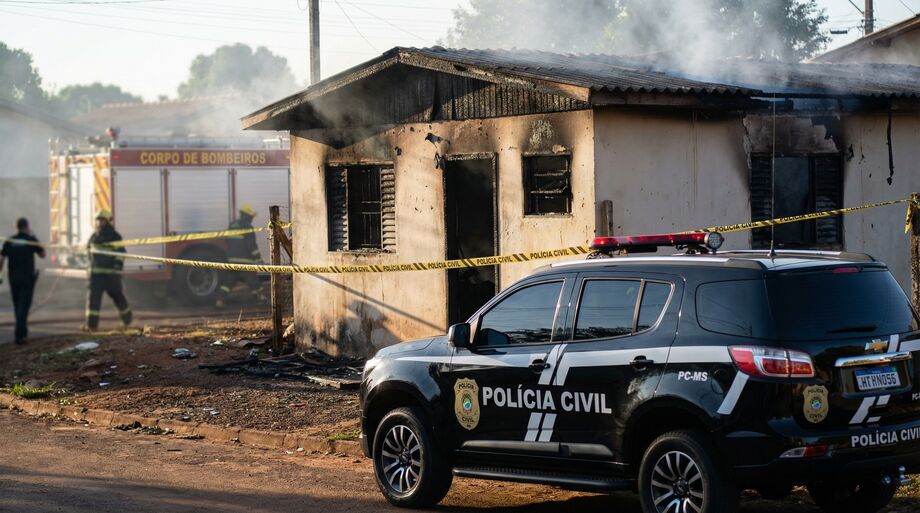 Dramatização do ocorrido / Kitnet ficou parcialmente destruída após incêndio; polícia investiga suspeita de incêndio criminoso