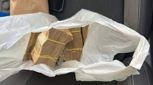 Pacote com maços de dinheiro apreendido pela Polícia Federal durante flagrante de propina em Campo Grande. Quantia totalizava R$ 160 mil.