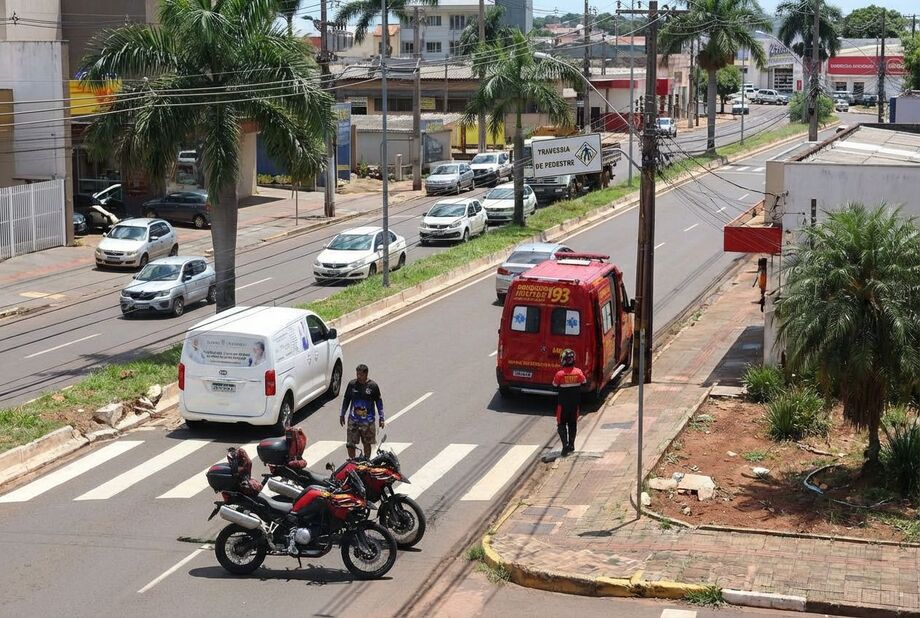 Equipes do Corpo de Bombeiros atenderam a ocorrência de colisão entre motos no cruzamento da Avenida Eduardo Elias Zahran com a Rua Rodolfo José Pinho, em Campo Grande.