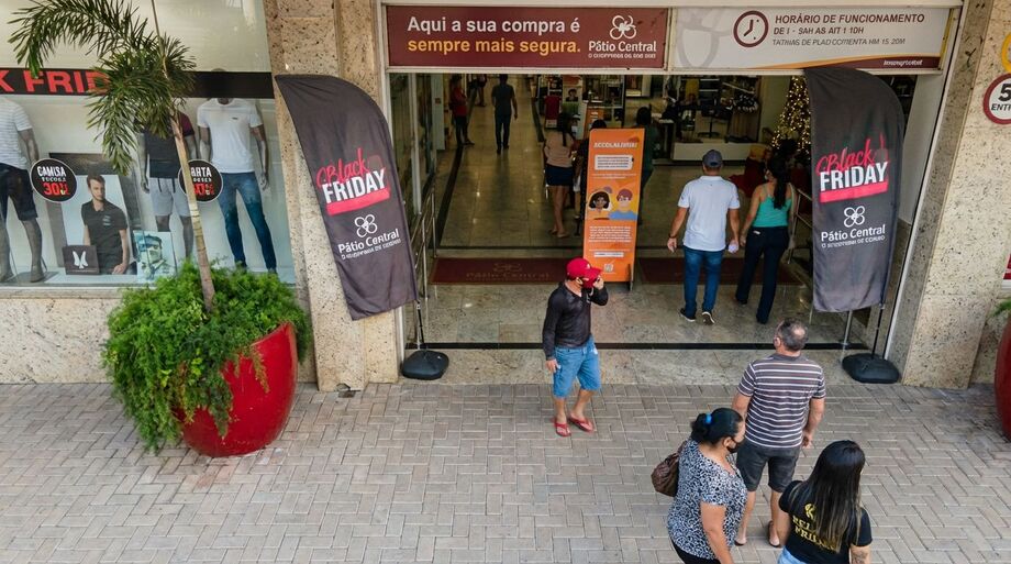 Clientes entram e saem do Pátio Central Shopping, em Campo Grande, durante campanha de Black Friday. Pesquisa mostra que 66% dos consumidores preferem comprar presencialmente, principalmente em lojas do centro e shoppings.