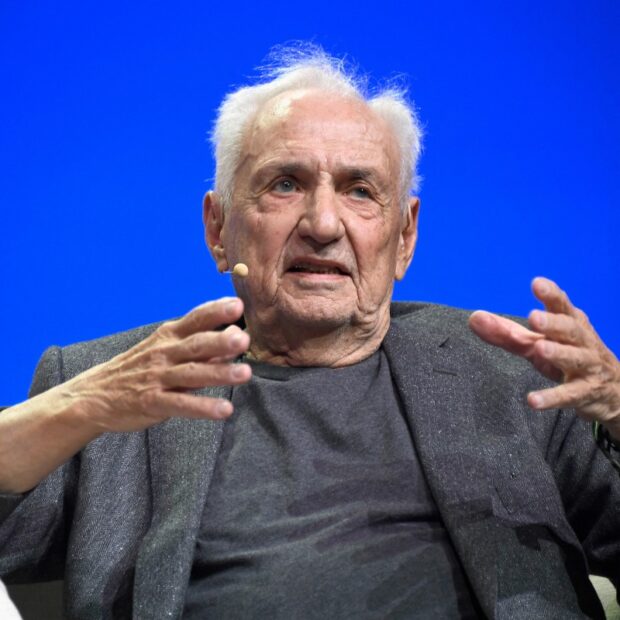 Frank Gehry, ícone da arquitetura moderna, deixa um legado de obras inovadoras ao redor do mundo, como o Museu Guggenheim em Bilbao e o Walt Disney Concert Hall em Los Angeles.