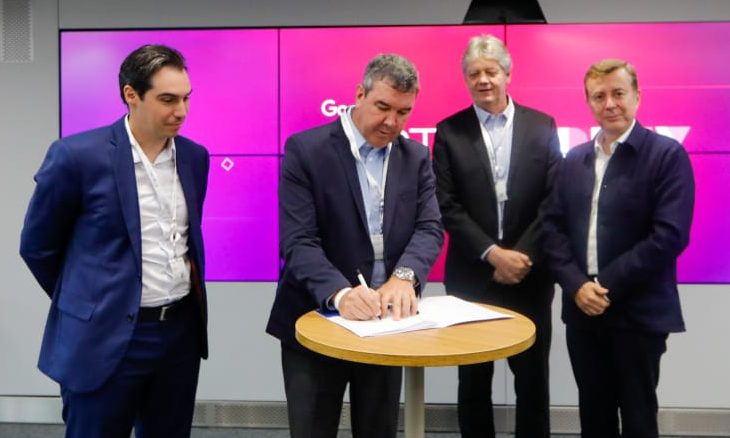 Governador Eduardo Riedel durante assinatura de acordo com o Google para acelerar digitalização em MS.