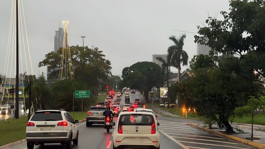 Campo Grande sob chuva nesta terça-feira (9) motoristas enfrentam trânsito lento em avenida da capital, com pista molhada e céu encoberto.