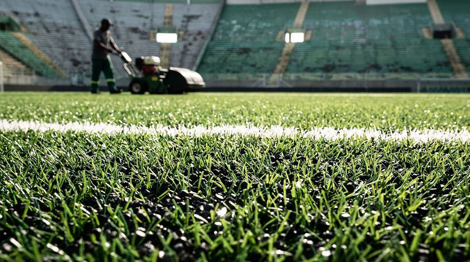 Campo com gramado sintético no Brasil: clubes ressaltam uso responsável e técnico, enquanto críticas continuam no futebol nacional.