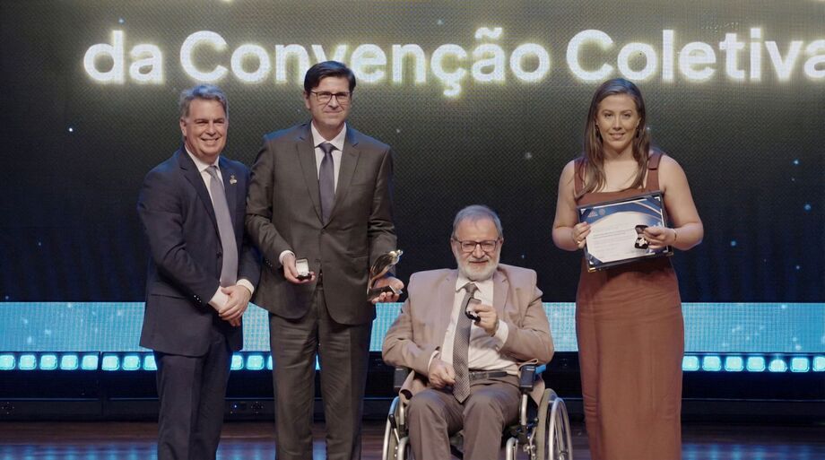 O presidente do Sistema Comércio MS, Edison Araújo, entrega troféu ao presidente do SEAC-MS, Eliziário Ferreira, acompanhado das representantes da entidade, durante premiação da categoria Relações Sindicais.