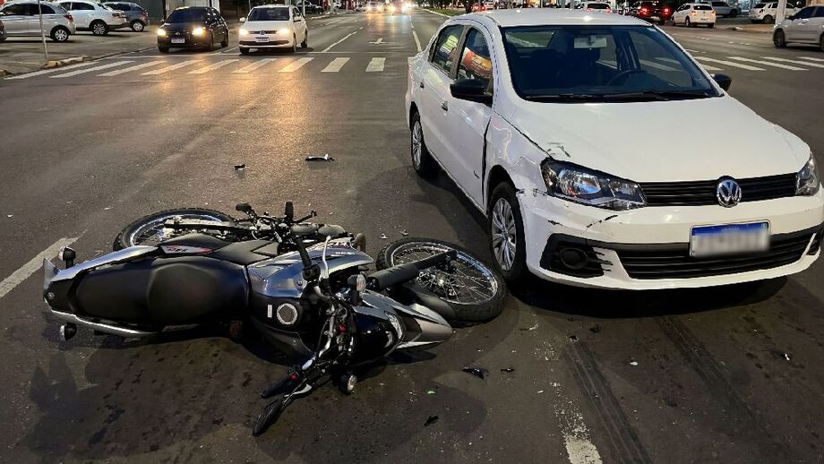 Moto e carro ficaram danificados após colisão na Avenida Fernando Corrêa da Costa, em Campo Grande