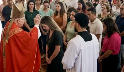 Arcebispo emérito Dom Vittorio Pavanello conduz bênção durante missa dedicada a idosos e enfermos na paróquia Santa Luzia, em Campo Grande.