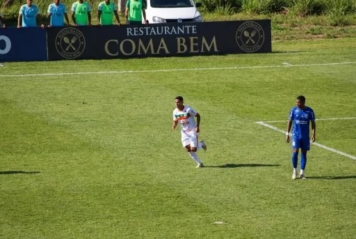 Matheus, do Naviraiense, comemora o gol na partida contra o Ivinhema, durante amistoso antes da Copinha.