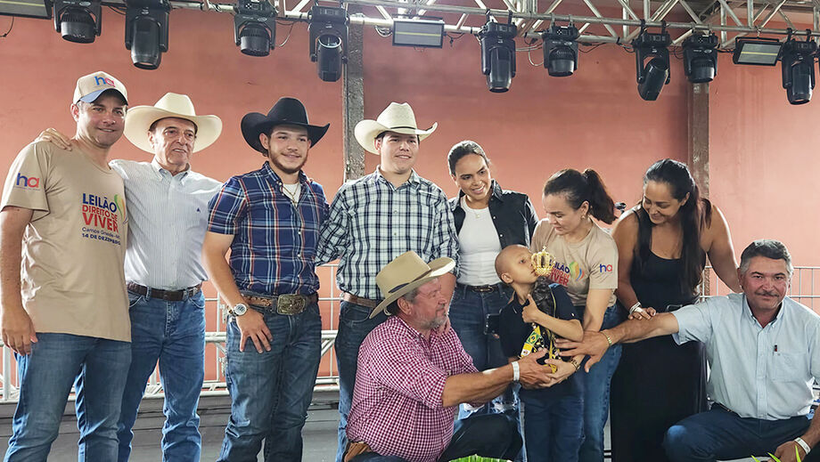 Menino curado de câncer abre leilão em Campo Grande com a imagem de Nossa Senhora Aparecida, simbolizando a união da comunidade na luta contra o câncer