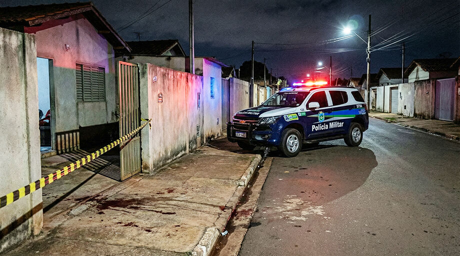 Vítima foi socorrida por familiares e levada ao UPA Leblon após ser esfaqueada no pescoço