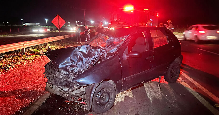 Equipes do Samu, Bombeiros e Polícia Civil atuaram no local da colisão que matou duas pessoas em Três Lagoas.