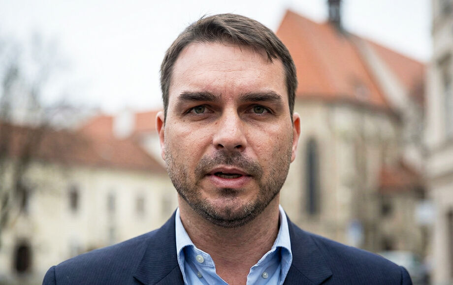 Flávio Bolsonaro após visita ao pai na PF: críticas ao STF por demora em liberar cirurgia.