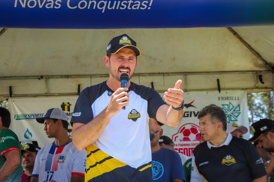 Thalles Tomazelli, presidente eleito da Assomasul, discursa durante a final da Copa Assomasul 2025 e ressalta a importância da competição para o esporte municipalista em Mato Grosso do Sul.