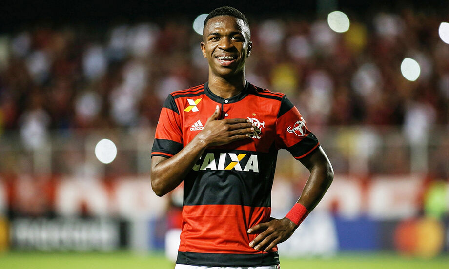 Venda de Vinicius Júnior ao Real Madrid é vista como marco para o fortalecimento financeiro e esportivo do Flamengo.