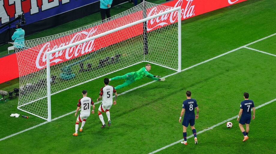 Goleiro russo Matvei Safonov defende quatro cobranças para garantir troféu ao time francês