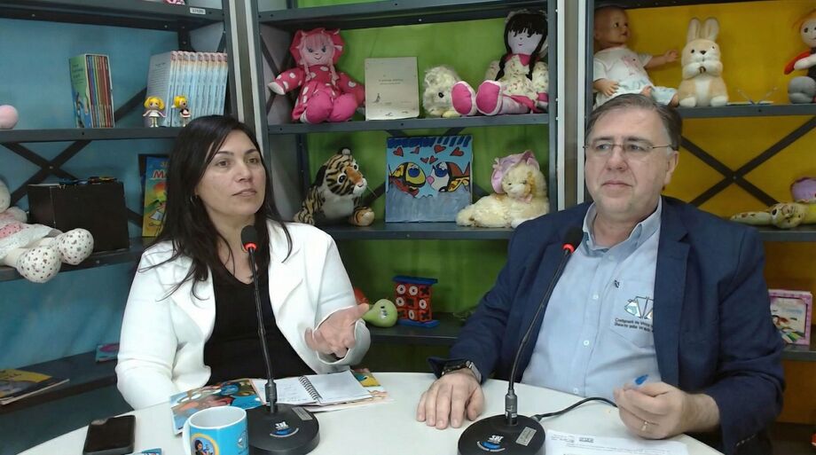 Especialistas participam de gravação do podcast Pod Falar, Criança, do TJMS, que debate família, cuidado e parentalidade além do vínculo biológico.