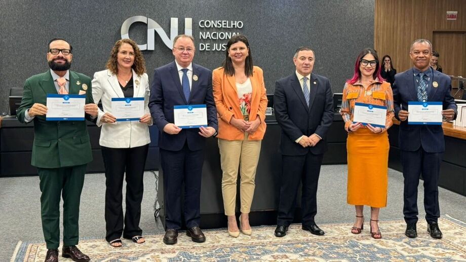 O presidente do TJMS, desembargador Dorival Renato Pavan, recebe do CNJ o Selo Linguagem Simples 2025, reconhecimento pelo uso de comunicação clara e acessível no Judiciário de Mato Grosso do Sul.