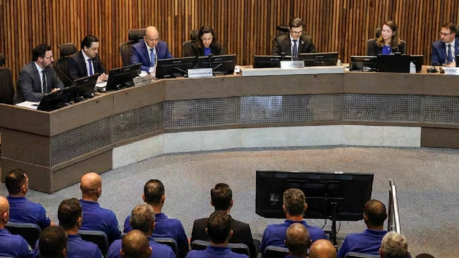 O plenário do TRT em Campo Grande, em uma audiência anterior, enquanto motoristas acompanham, em silêncio atento, mais um capítulo da greve que parou o transporte coletivo da cidade.
