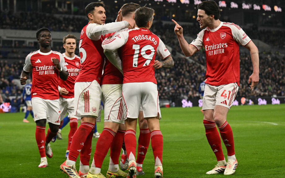 Arsenal supera pressão, vence Everton e comemora Natal na liderança da Premier League