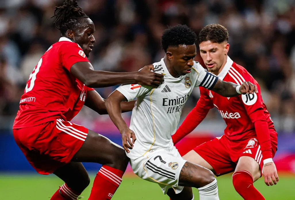 Vini Jr. é vaiado ao ser substituído em Madri e posta mensagem enigmática em rede social