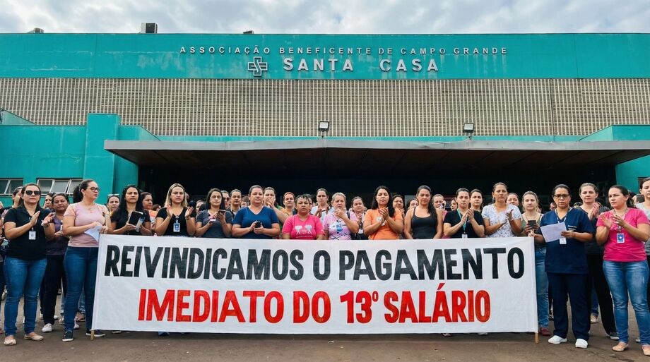 Trabalhadores da Santa Casa protestam em frente ao hospital contra o atraso do 13º salário e o parcelamento do benefício