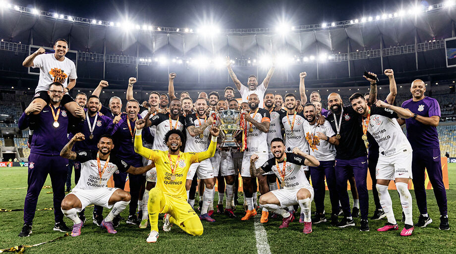 Osmar Stábile comemora o título da Copa do Brasil com o elenco do Corinthians, enquanto premiação vira peça-chave no plano para aliviar as finanças.