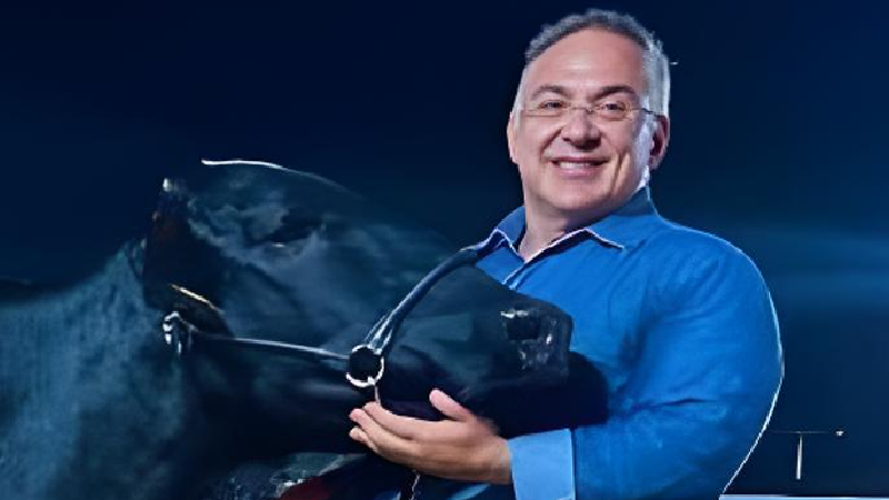 O presidente do Núcleo de Criadores de Girolando de Mato Grosso do Sul, Alessandro Coelho, durante premiação em pista, simbolizando o trabalho de liderança e fortalecimento da raça Girolando no Estado.