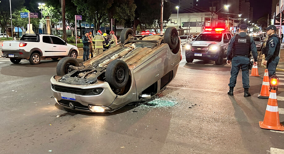 Acidente ocorreu na madrugada deste sábado (27) no cruzamento das ruas 15 de Novembro e 13 de Maio, no Centro de Campo Grande.