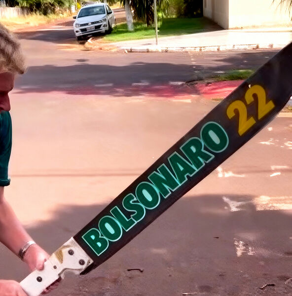 Vídeo em que morador de Ponta Porã corta chinelos Havaianas com facão viralizou e dividiu opiniões nas redes sociais