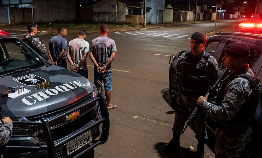 Viatura do Batalhão de Choque em patrulhamento noturno em Campo Grande; trio armado foi detido na região da Vila Bandeirante.