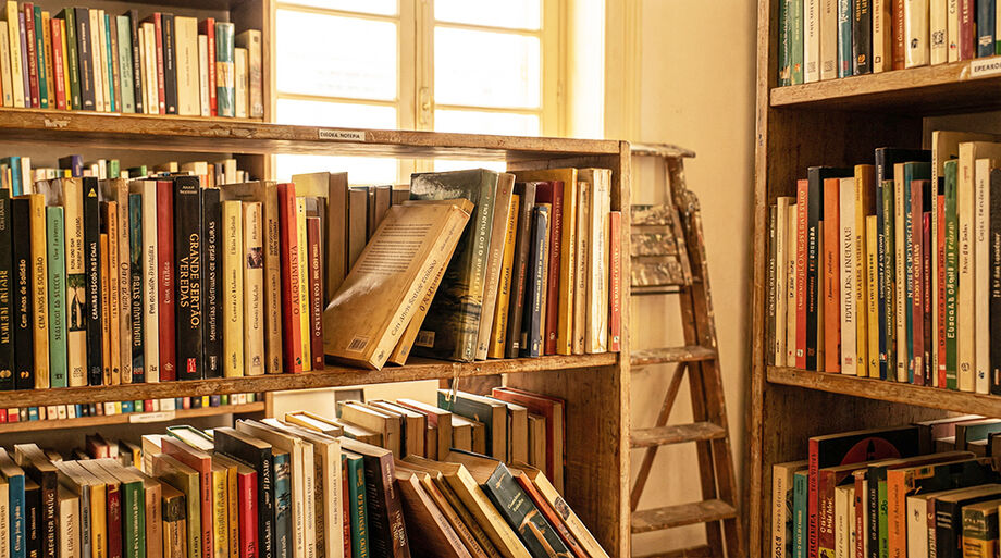 No Brasil, a regra geral estabelece que os direitos autorais expiram 70 anos após a morte do autor, contados a partir de 1º de janeiro do ano seguinte ao falecimento