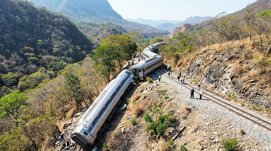 Equipes de resgate atuam em área do descarrilamento em Oaxaca; trem interoceânico levava 250 pessoas e deixou ao menos 13 mortos.