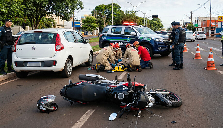 Motociclista foi socorrida em estado grave após colisão com carro na Avenida Filinto Müller, em Campo Grande.