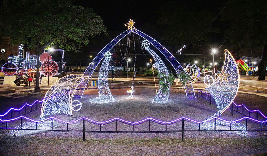 Jardim de Natal em Corumbá sofre com cortes de fiação e danos à decoração, e prefeitura pede apoio da população para evitar novos atos de vandalismo.