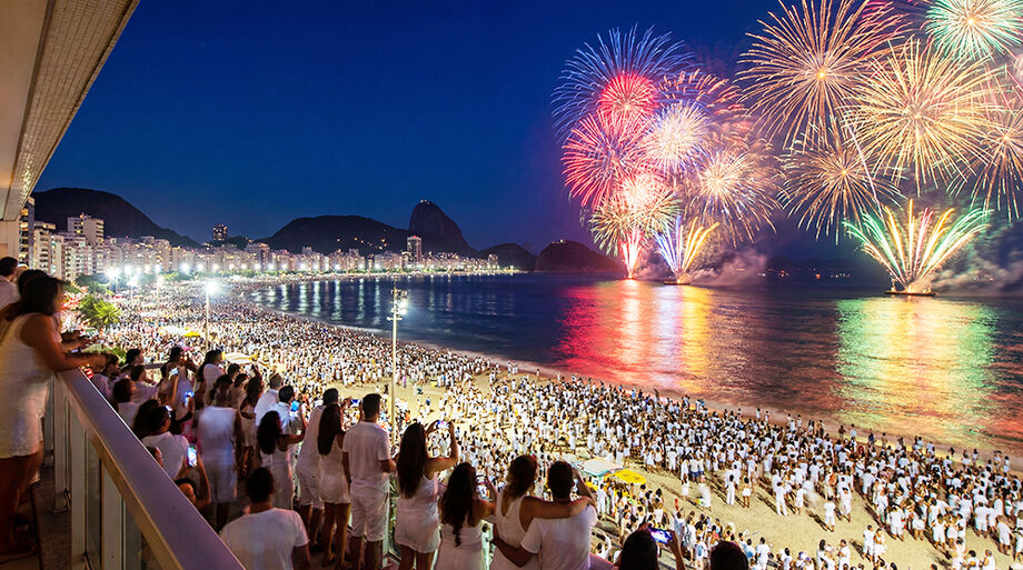 Fogos iluminam o céu de Copacabana durante a virada do ano, tradicional ponto de encontro de milhões de pessoas no Rio de Janeiro.