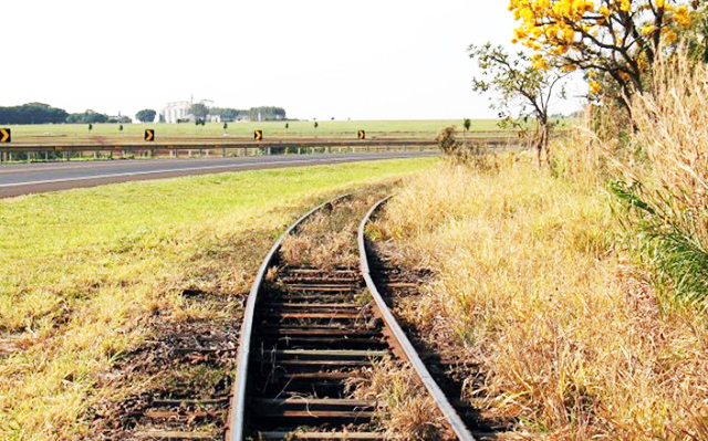 Ferrovia Malha Oeste volta à pauta e terá concessão leiloada em julho de 2026, segundo o governo federal.